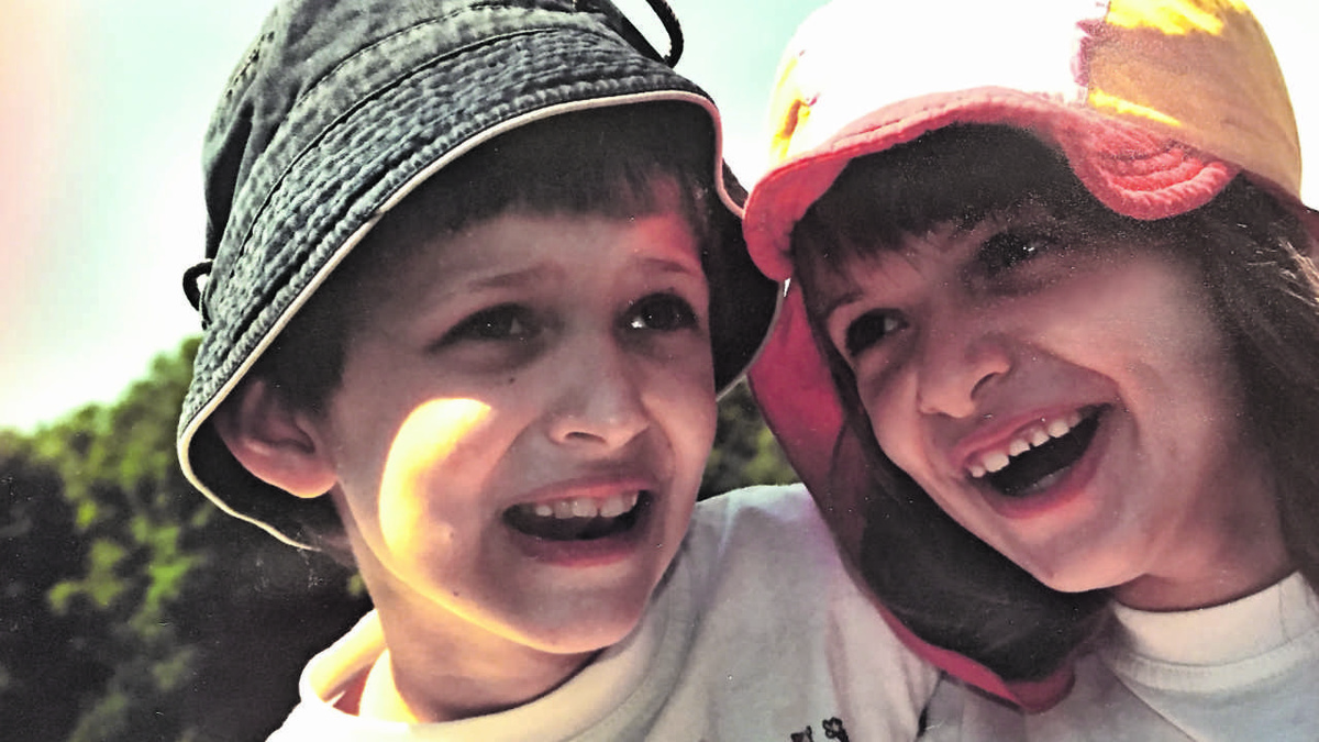 Elisabeth Strätling-Buschs Kinder Tobias und Sarah-Marie (Aufnahme aus dem Jahr 2005). „Auch Kinder mit Behinderung sind fröhliche Kinder, das sollte öfter gezeigt werden“, sagt die Kitaleiterin. (Repro: V. Fels)