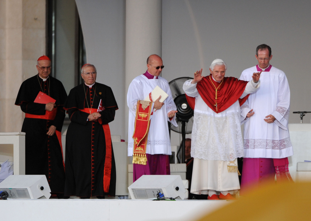 Kardinal Antonio María Rouco Varela (2. v. li.) beim Weltjugendtag 2011 in Madrid mit Papst Benedikt XVI., dem er nach wie vor freundschaftlich verbunden ist. (Foto: KNA)