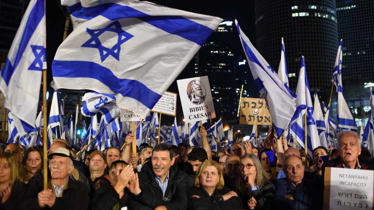 Mehr als 100 000 Menschen protestieren in Tel Aviv gegen die Regierung Netanjahu. (Foto: Imago/NurPhoto)