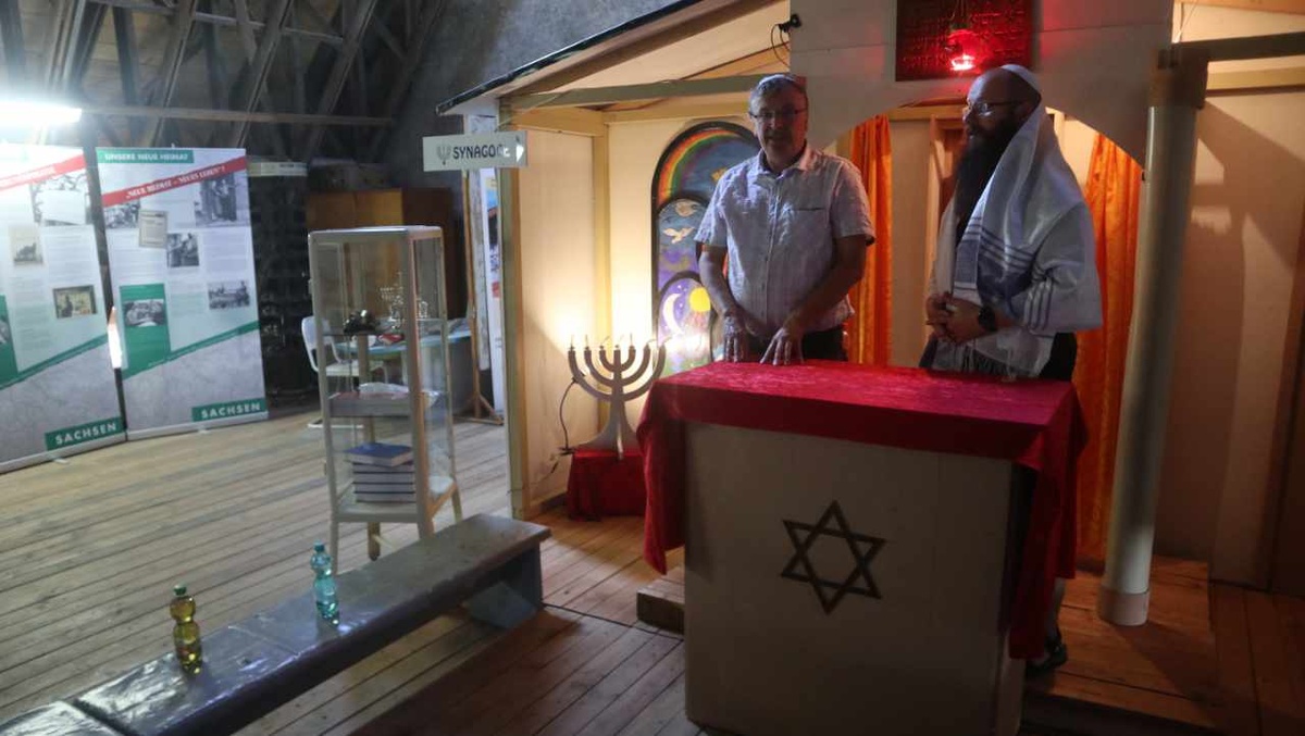 Neues Ausstellungselement in der Bibel-Schau ist die kleine Synagoge. Hier erläutert Maik Förster (links) gerade seinem Gast aus Bayern, Ingo Rüd, die inhaltlichen Details. (Foto: Kirschke)