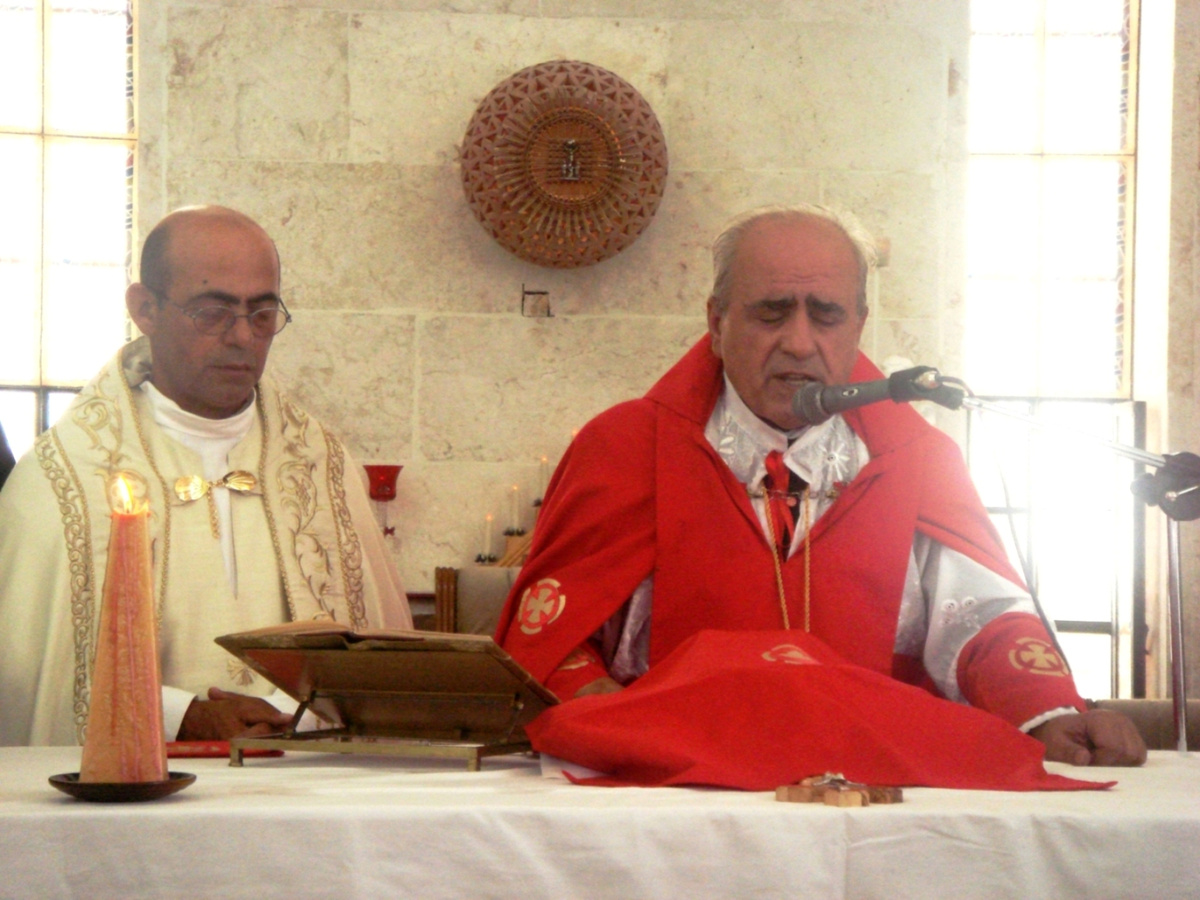 Jacques Behnan Hindo (rechts), emeritierter Erzbischof von Hassaké-Nisibi, feiert die heilige Messe. (Foto: Kirche in Not)