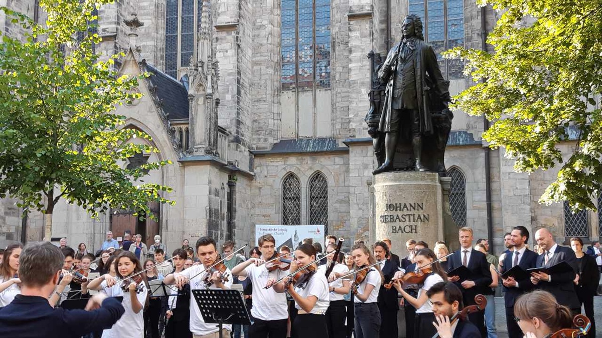 Ehre für einen bedeutenden Komponisten: Beim Bachfest 2022 traten junge ukrainische Musiker vor der Thomaskirche auf. (Foto: Wiegand)