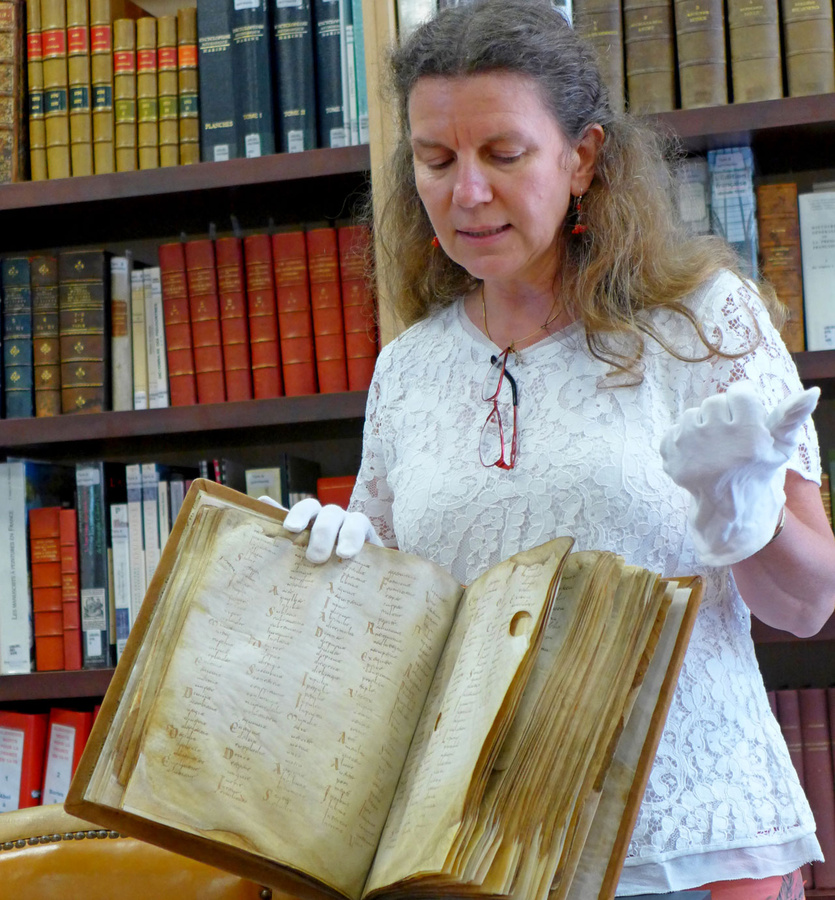 Jocelyne Deschaux zeigt in der Mediathek Pierre-Amalric die alten Handschriften, die dort aufbewahrt werden. Glanzstück ist die Mappa Mundi d’Albi. (Foto: Schenk)