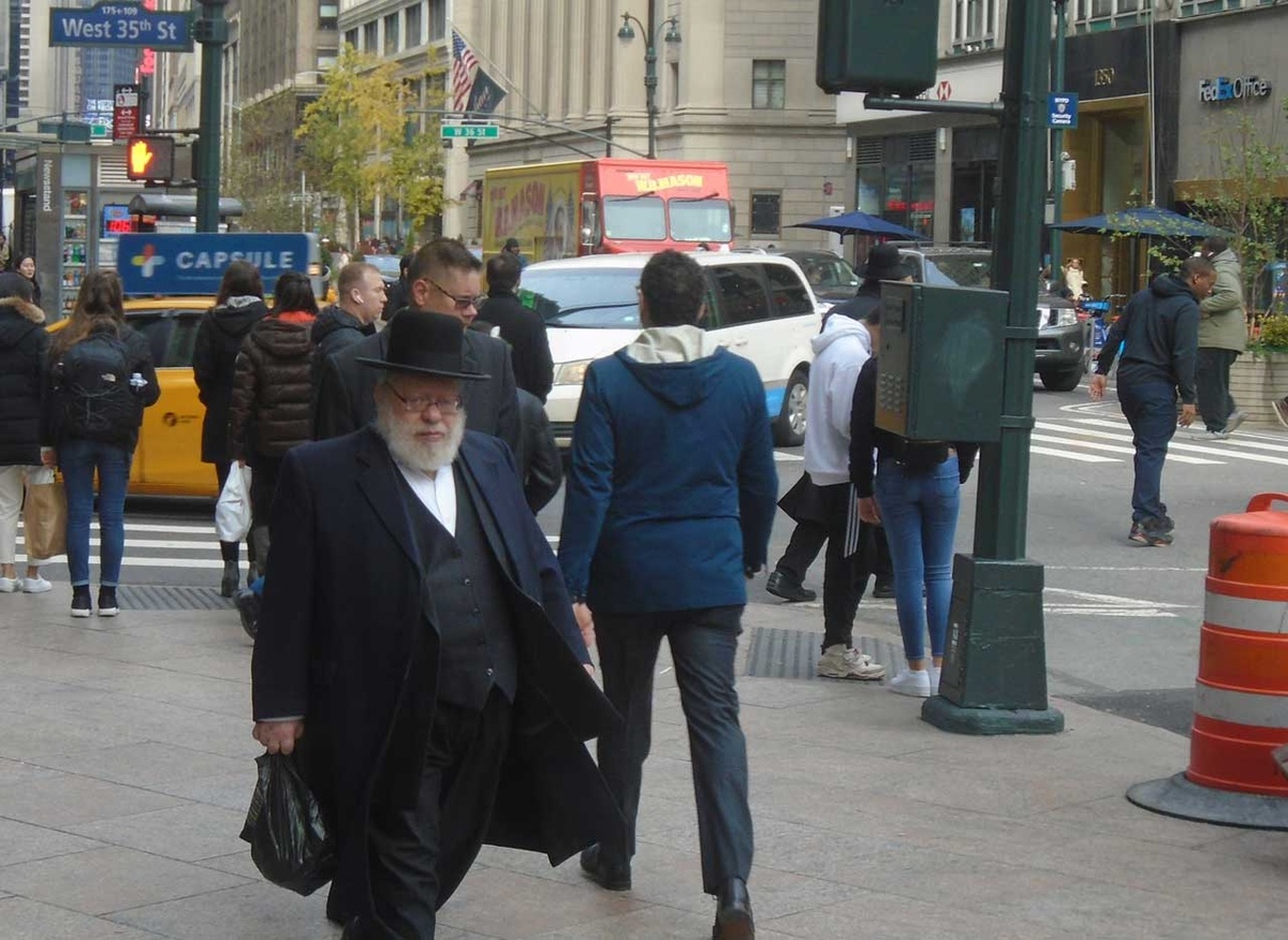 In keiner anderen Stadt der Welt leben mehr Juden als in New York. Orthodoxe mit Bart und charakteristischer schwarzer Kleidung gehören zum Straßenbild. (Foto: Boueke)