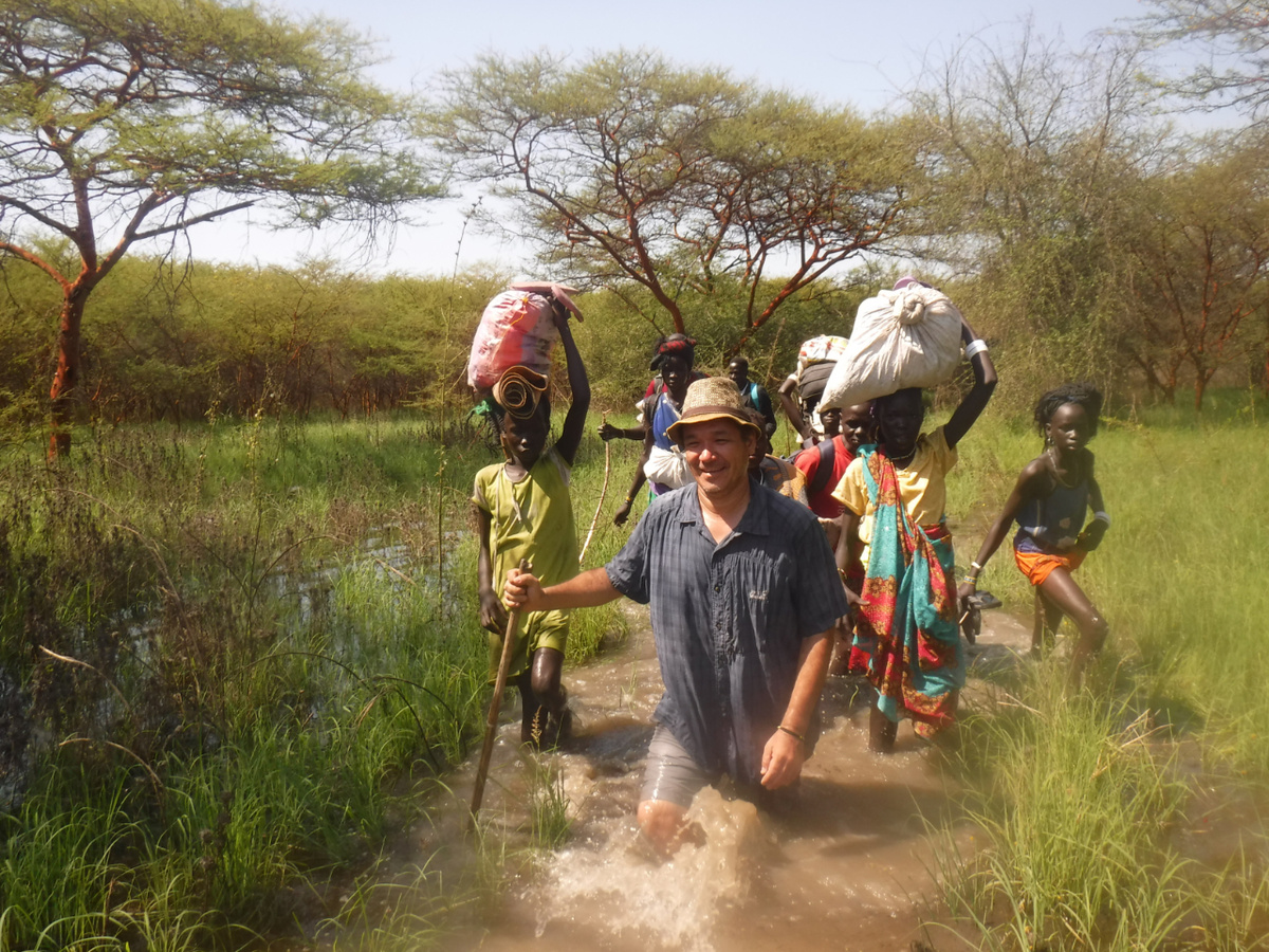 Pater Gregor Schmidt lebt als Seelsorger beim Volk der  Nuer im Südsudan.  Den Menschen am Nil ­machen nicht nur Überschwemmungen zu schaffen: Nach dem Ende des Bürgerkriegs versinkt das Land im Sumpf der Korruption. (Foto: Comboni)