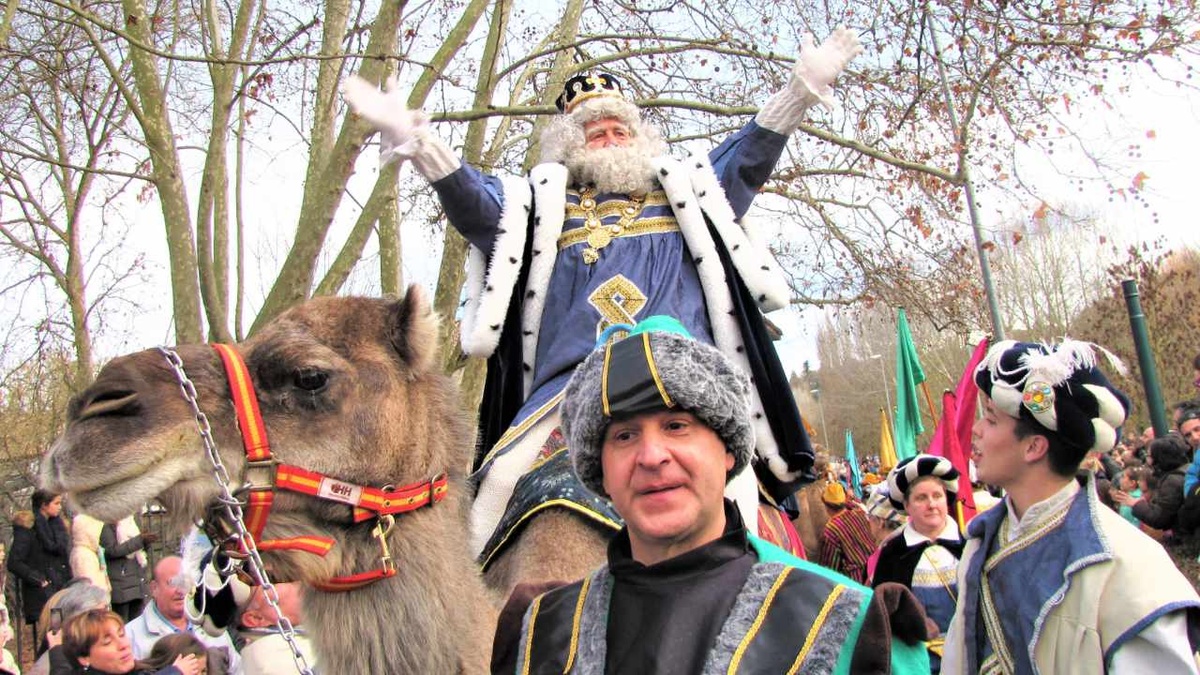 Einer der Heiligen Drei Könige grüßt die Menge beim traditionellen Dreikönigsumzug in Pamplona. (Foto: Drouve)