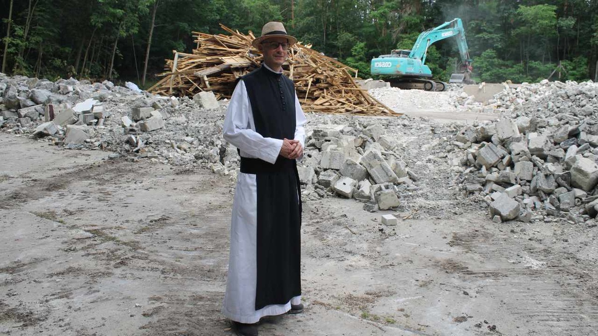 Pater Kilian Müller, Ökonom des Zisterzienserpriorats Neuzelle, führt über die Baustelle des neuen Klosters „Maria Friedenshort“. (Foto: Thiede)