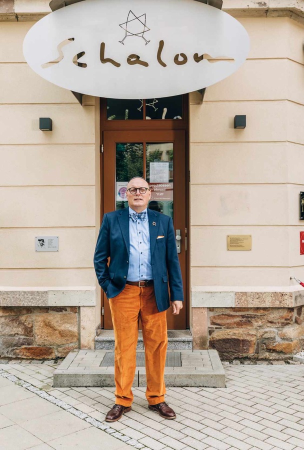 Uwe Dziuballa vor seinem koscheren Restaurant „Schalom“ in Chemnitz. 2018 wurde es Ziel von Randalierern. (Foto: Marlene Gawrisch)