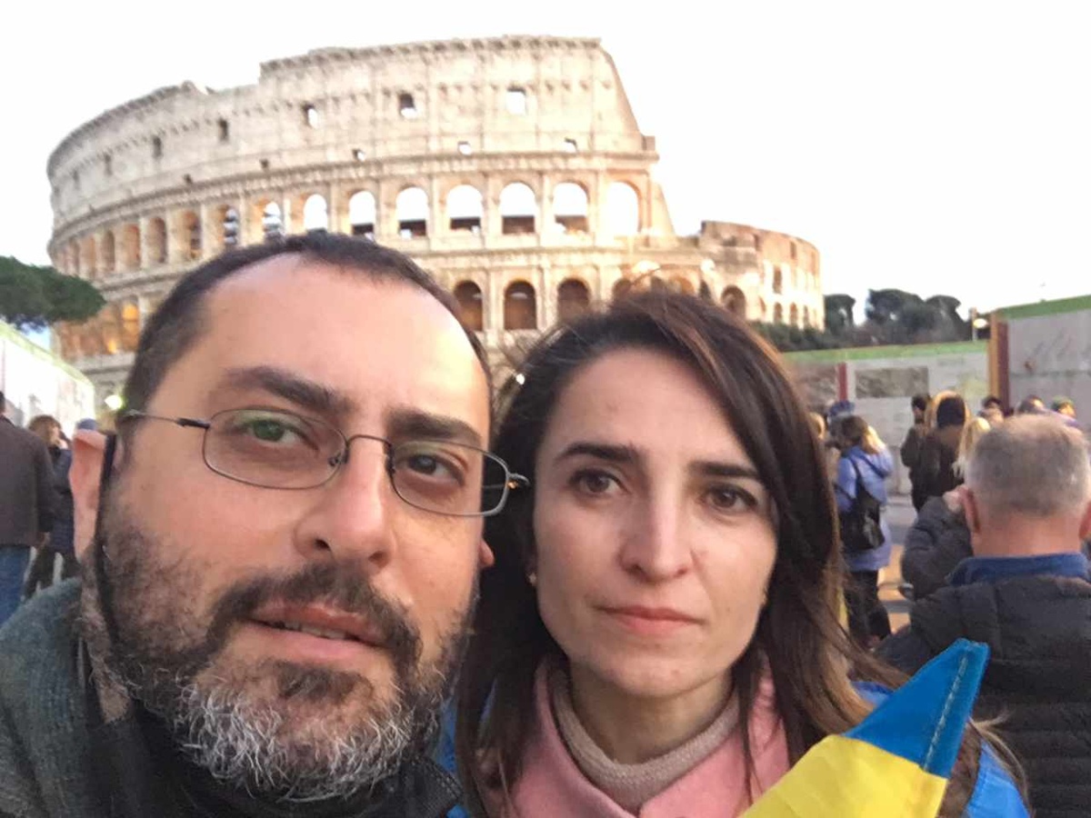Unser Vatikan-Korrespondent Mario Galgano und seine aus der Ukraine stammende Frau demonstrieren vor dem römischen Kolosseum für Frieden und Freiheit in dem von Russland angegriffenen Land. (Foto: privat)