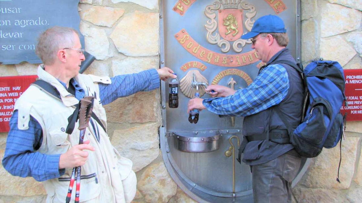 Kein Wunder und keine Fata Morgana: Am „Fuente del Vino“ können die Jakobspilger stärkenden Wein zapfen – kostenfrei. Eine benachbarte Weinkellerei steigert so ihren Bekanntheitsgrad. (Foto: Drouve)