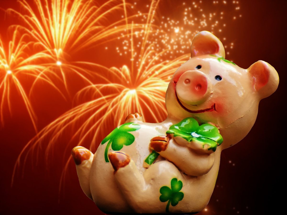 Ein kleines Glücksschwein aus Keramik oder Marzipan ist ein beliebtes Geschenk zum Jahreswechsel. (Foto: gem)
