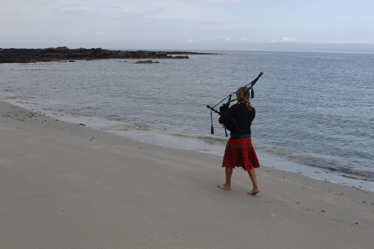 Ein Traum wird wahr:  Der Schweizer Thomas Schönholzer  geht an der schottischen Atlantikküste  entlang und spielt auf seinem Dudelsack. Seine Reise in den hohen Norden wäre um ein Haar wegen der Corona-Pandemie gescheitert. (Foto: privat)