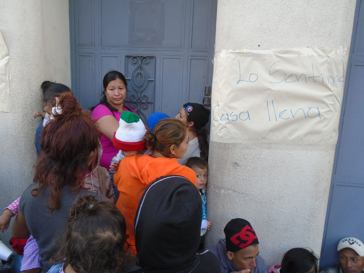 „Das Haus ist voll“, steht am Eingang. So viele Menschen kann das „Casa del Migrante“ nicht aufnehmen. Hier bitten Mütter um Milch und Windeln für ihre Kinder. (Foto: Bouke)