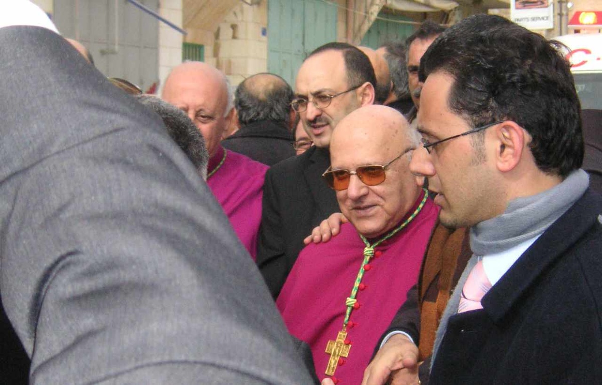 Bürgermeister und Stadtrat von Bethlehem, umringt  von Journalisten, empfangen  Patriarch Michel Sabbah. (Foto: Zang)