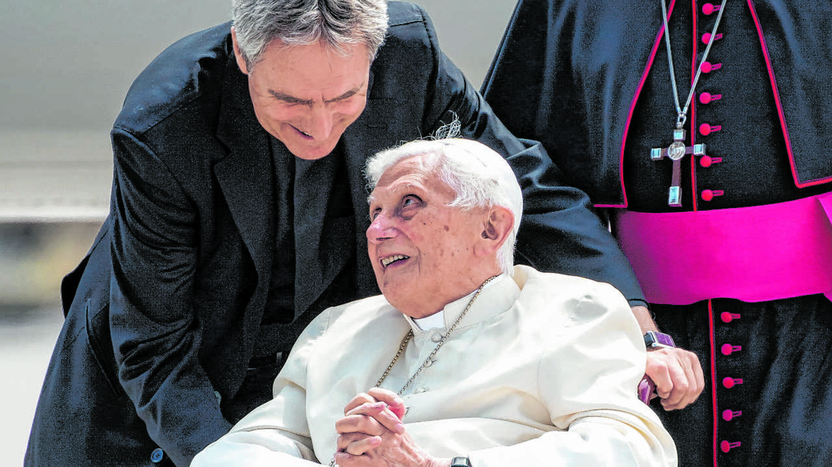 Benedikt XVI. ist „seiner früheren Erz- und Heimatdiözese nahe“, erklärte er zu dem Gutachten. Das Bild zeigt den emeritierten Papst im Juni 2020 auf dem Münchner Flughafen, begleitet von Erzbischof Georg Gänswein (links). (Foto: KNA)