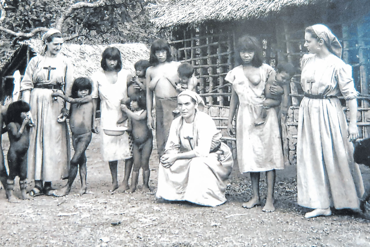 Als die Kleinen Schwestern Jesu 1952 im Mato Grosso ankamen, waren die Tapirapé, die sich meist Apyãwa nennen, kein bedrohtes, sondern ein aussterbendes Volk: Es bestand nur noch aus 47 Personen. Das Bild stammt aus dem Jahr 1954. (Foto: Cimi)