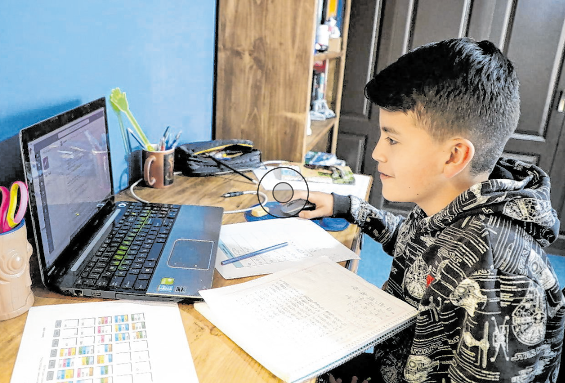 Der zwölfjährige Joaquin aus Bolivien beim digitalen Distanzunterricht. Computer und geeignete Internetzugänge stehen in Entwicklungsländern nur wenigen begüterten Schülern zur Verfügung. (Foto: Unicef/Carola Andrade)
