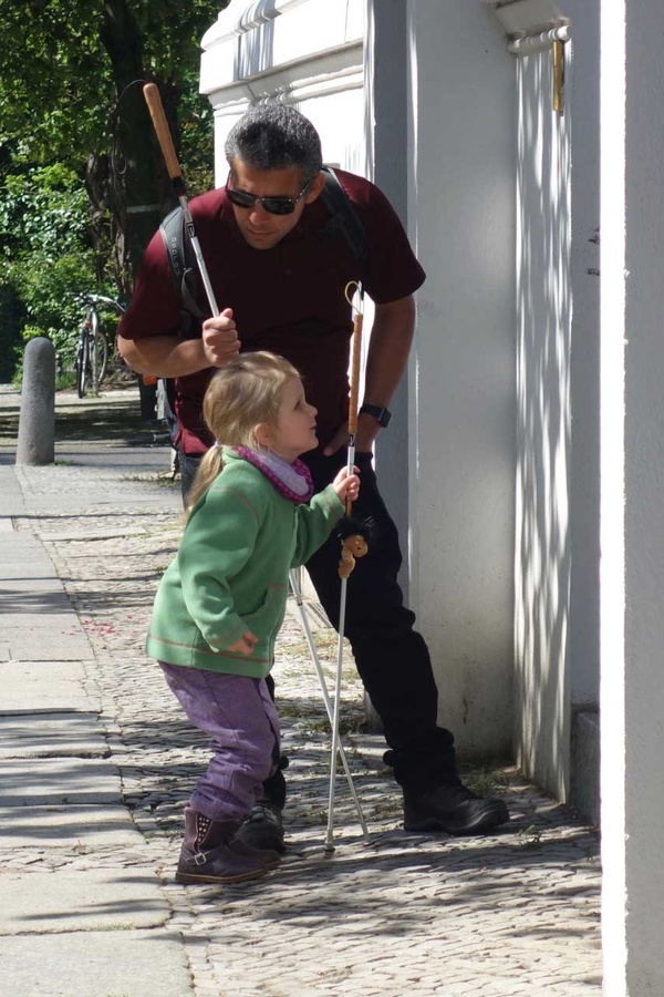 Juan Ruiz, ein sogenannter Perceptual Mobility Trainer, unterrichtet für Anderes Sehen e.V. blinde Kinder und Jugendliche in Orientierung, umfassender Wahrnehmung und Klicksonar. Mit guter Laune und kleinen Spielen sorgt er schon bei den Kleinsten für Freude an der Wahrnehmung. (Foto: Anderes Sehen e.V.)