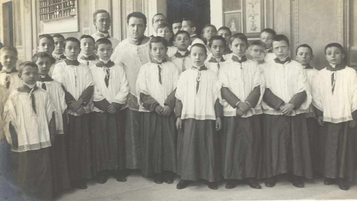 Lorenzo Perosi mit Sängern der Cappella Sistina um 1905. Zu diesem Zeitpunkt durfte der Chor keine Kastraten mehr aufnehmen. (Foto: gem)