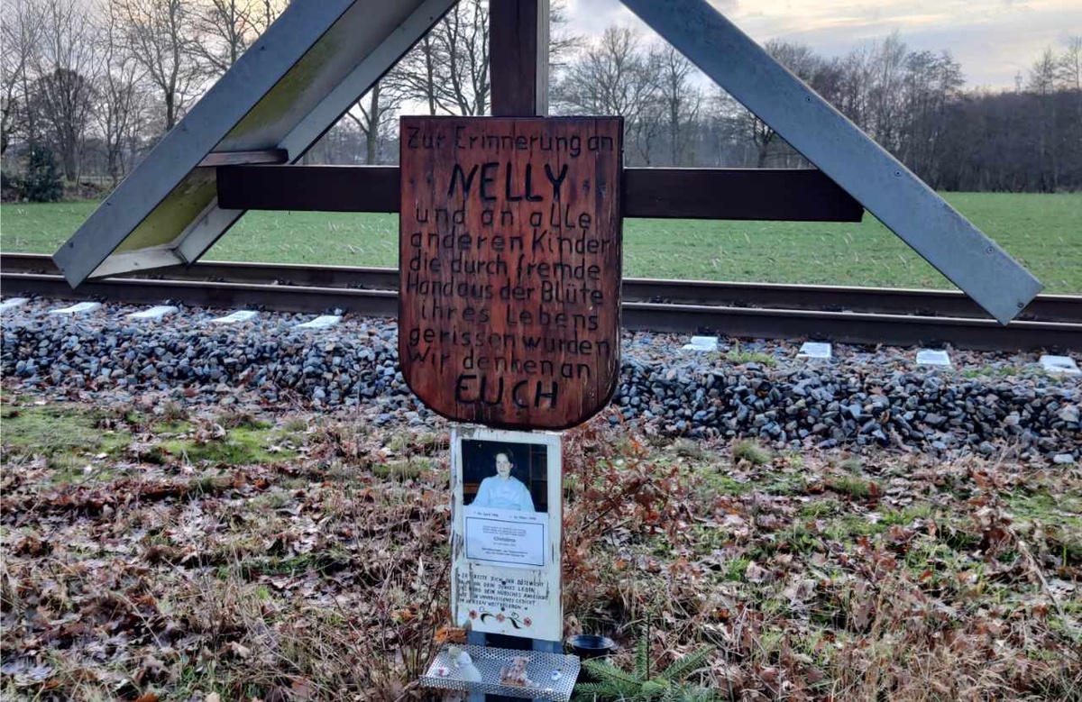 Am Entführungsort bei Strücklingen erinnert eine Gedenktafel an die ermordete Christina Nytsch – und laut Inschrift auch „an alle anderen Kinder, die durch fremde Hände aus der Blüte ihres Lebens gerissen wurden“. (Foto: Vallendar)