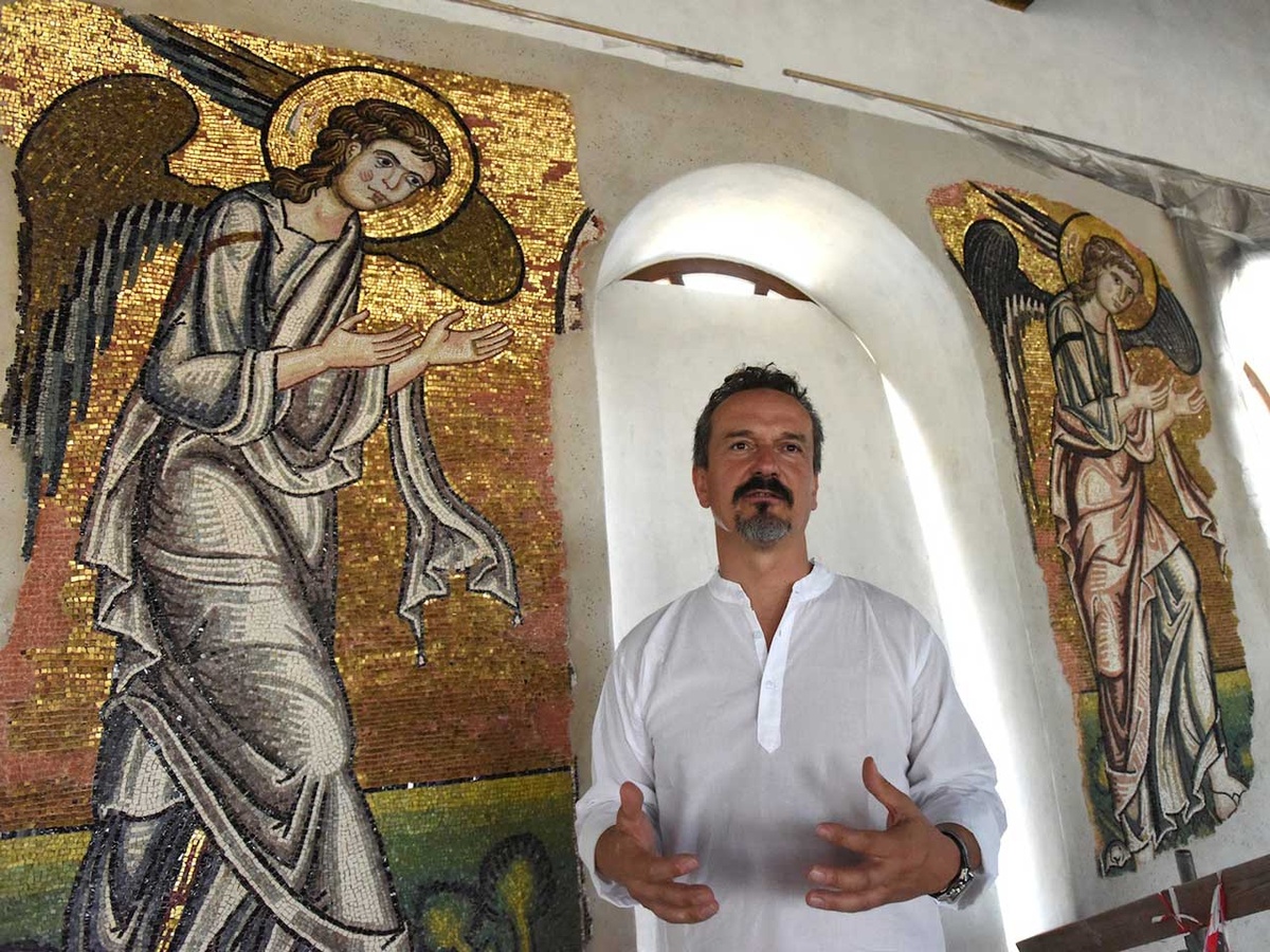 Giammarco Piacenti, Leiter des Restaurationszentrums, erklärt den neu entdeckten siebten Engel (links) in der Geburtskirche. (CNS Debbie Hill)
