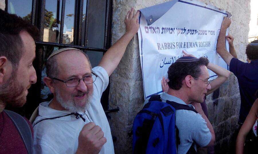 Yehiel Grenimann und andere Anhänger der „Rabbiner für Menschenrechte“ bei einer Plakataktion. (Foto: Rabbis for Human Rights)
