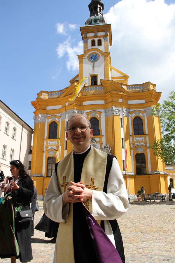 Neu-Priester Alberich Maria Fritsche vor der Stiftskirche in Neuzelle. (Foto: Thiede)