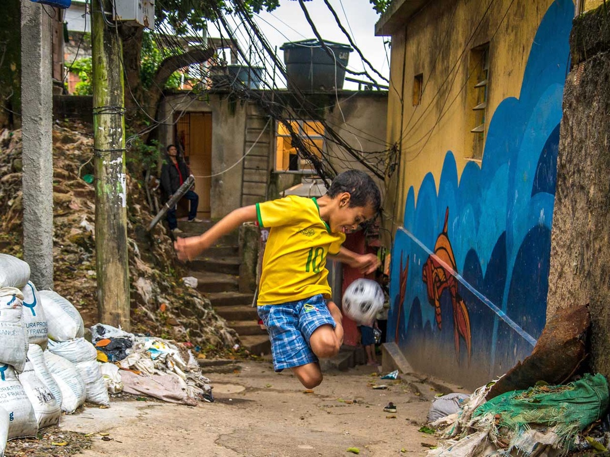 In Brasiliens Armenvierteln, den Favelas, spielt Fußball eine große Rolle. Auf der Jagd nach Toren sind Herkunft und Hautfarbe egal. Das Talent zählt. (Foto: Sean Shapiro)