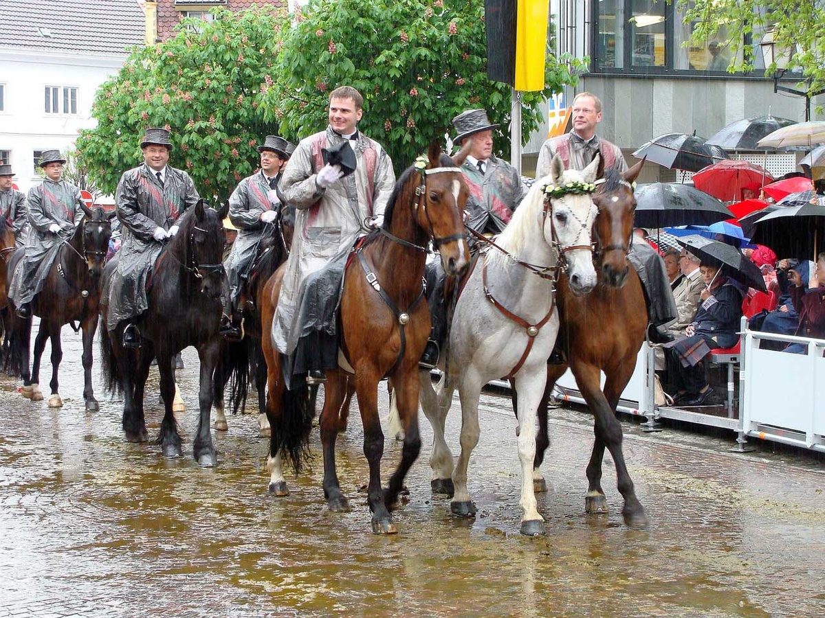 Zahlreiche Reiter nehmen am Blutritt teil – auch bei Regenwetter. (Foto: Klawitter)