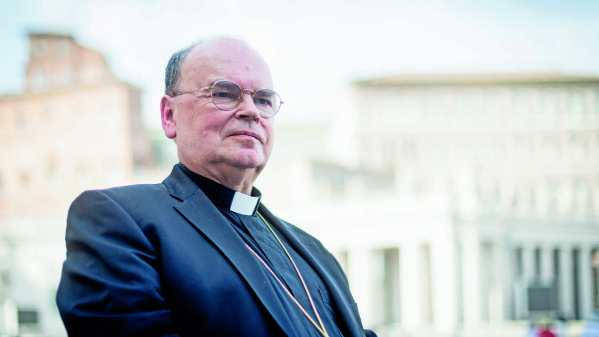 Bischof Bertram Meier – hier vor den Kolonnaden des Petersdoms – zieht für die erste Runde der Weltsynode ein positives Fazit. Vieles sei aber noch zu erledigen.  (Foto: KNA)