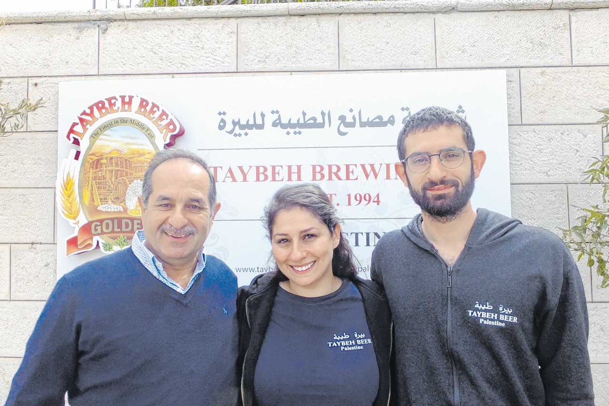 Drei Braumeister halten das Geschäft am Laufen: Nadim Khoury (links) mit Tochter Madees und Sohn Canaan. (Foto: Zang)