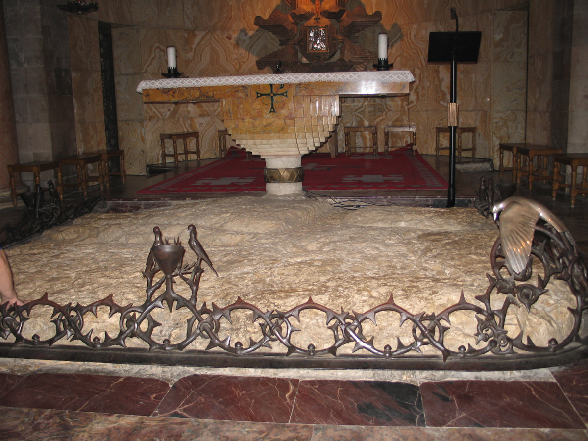 Im Altarraum der "Kirche aller Nationen" ist der „Fels der Todesangst Jesu“ sichtbar gemacht.  (Foto: Fleckenstein)