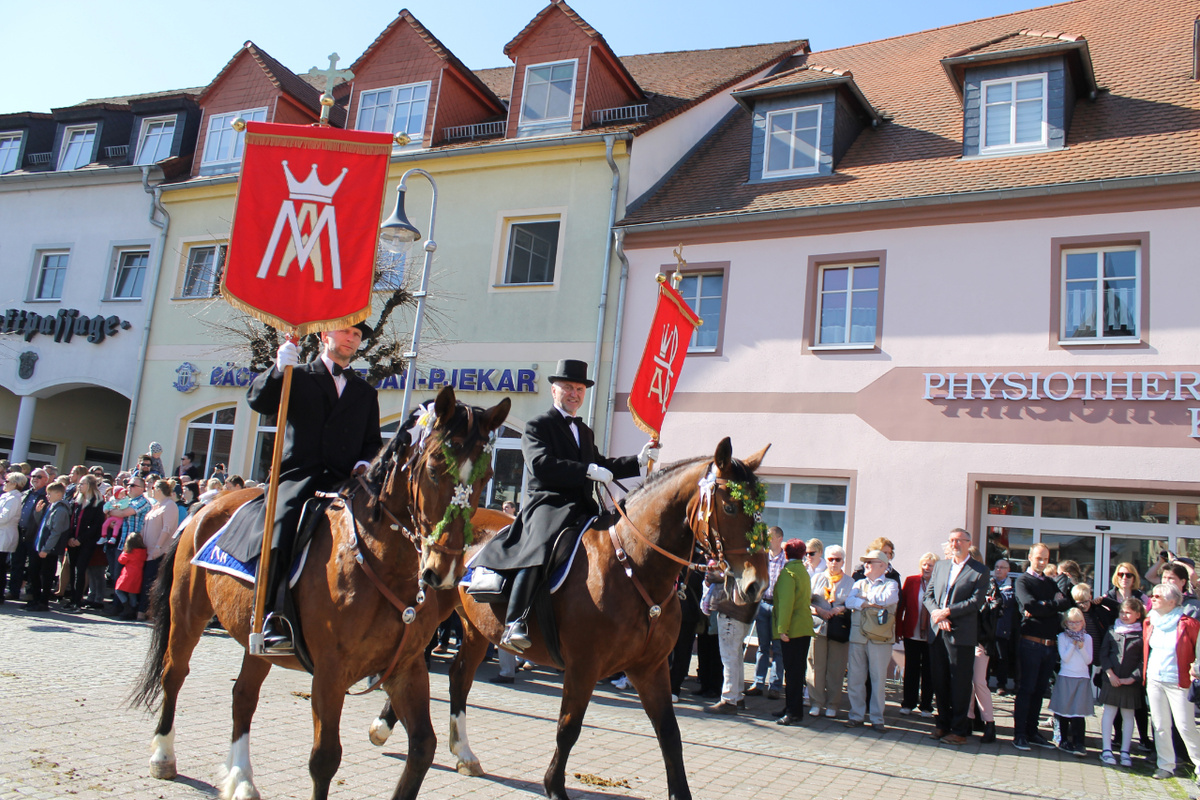 Geschmückt und in traditioneller Montur ziehen die Osterreiter von Wittichenau nach Ralbitz und zurück. (Foto: Thiede)
