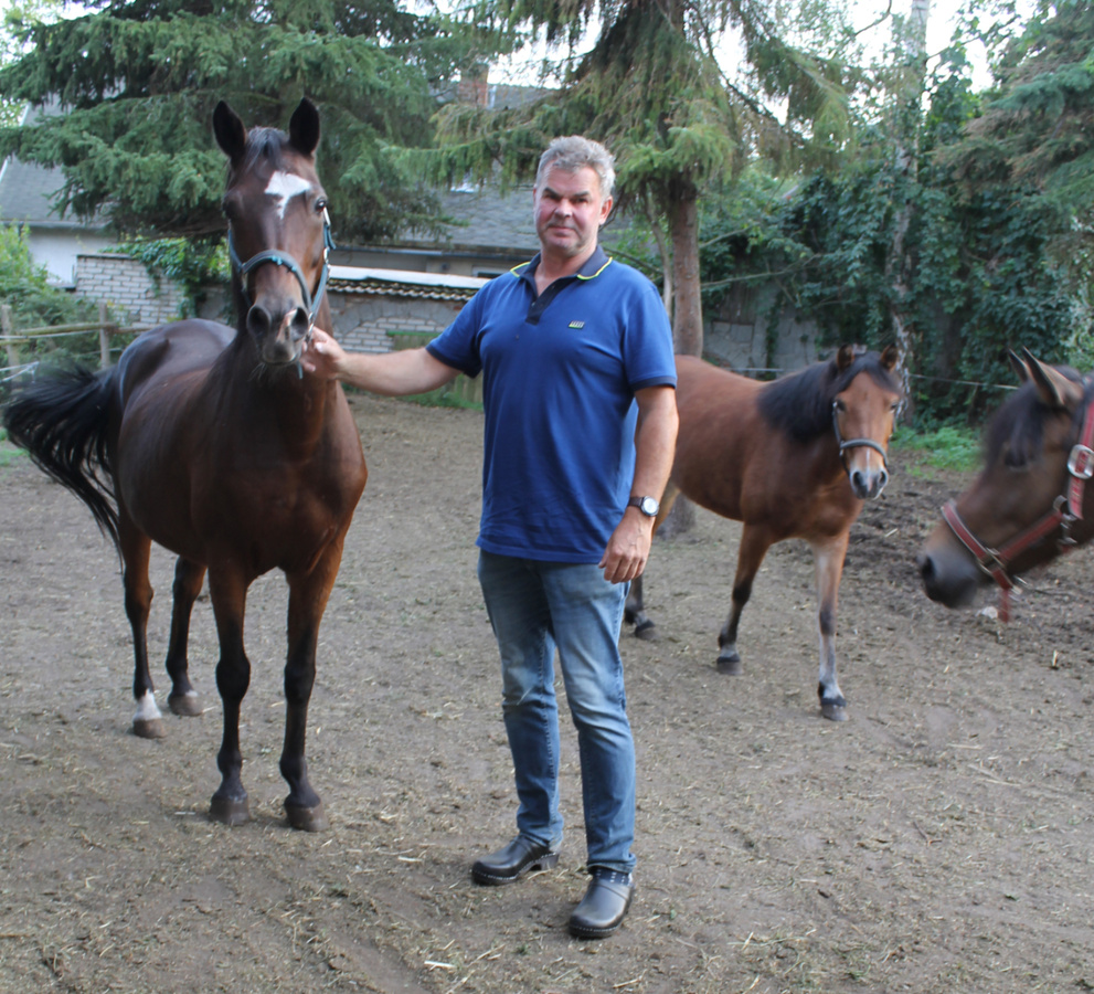 Osterreiter Hubertus Schmidt mit seinen Pferden Sternchen, Sari und Falko. (Foto: Thiede)