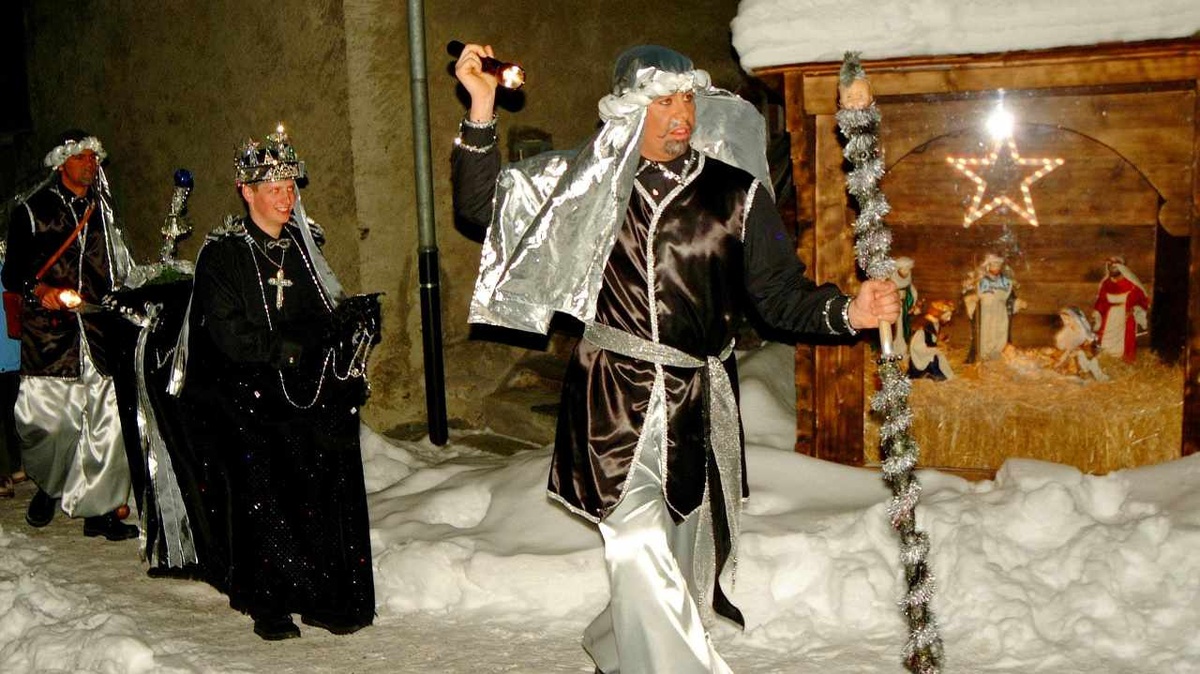 Die beiden orientalisch anmutenden Gaukler führen das Chinigrossli durch die verschneiten Pfade von Kippel. (Foto: Schenk)