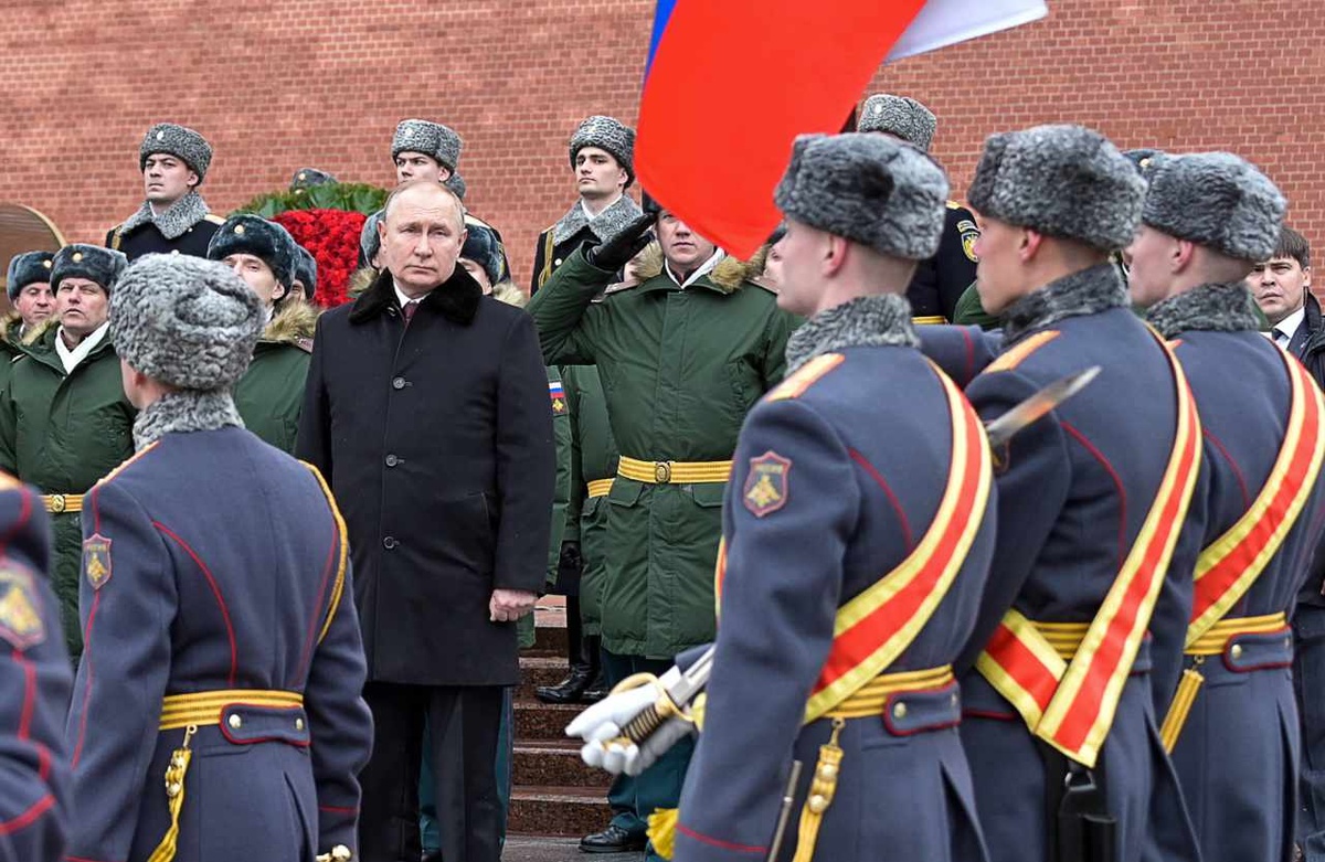 Kreml-Chef Wladimir Putin zwischen Soldaten am „Tag der Verteidiger des Vaterlands“. Einen Tag später ließ er seine Truppen in die Ukraine einmarschieren. (Foto: Imago/Itar-Tass)