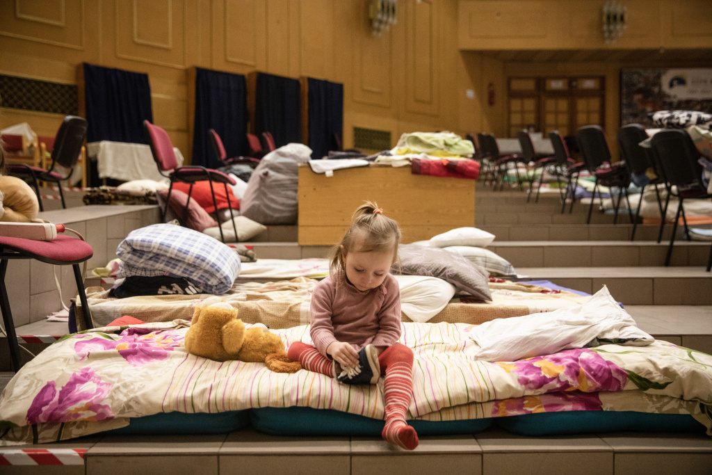 n einer Massenunterkunft für Flüchtlinge in Chmelnyzkyj in der Westukraine sitzt ein kleines Mädchen auf seiner Matratze. Die Not, die ihm und seiner Mutter sowie Millionen anderer Ukrainer jetzt bevorsteht, stellt Renovabis vor eine riesige Aufgabe.  (Foto: KNA)