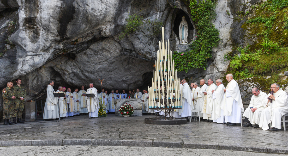 In normalen Zeiten stehen Pilger und Geistliche in der Grotte dicht gedrängt. Das Foto zeigt einen Gottesdienst während der Internationalen Soldatenwallfahrt an der Mariengrotte im Mai 2016. (Foto: KNA)