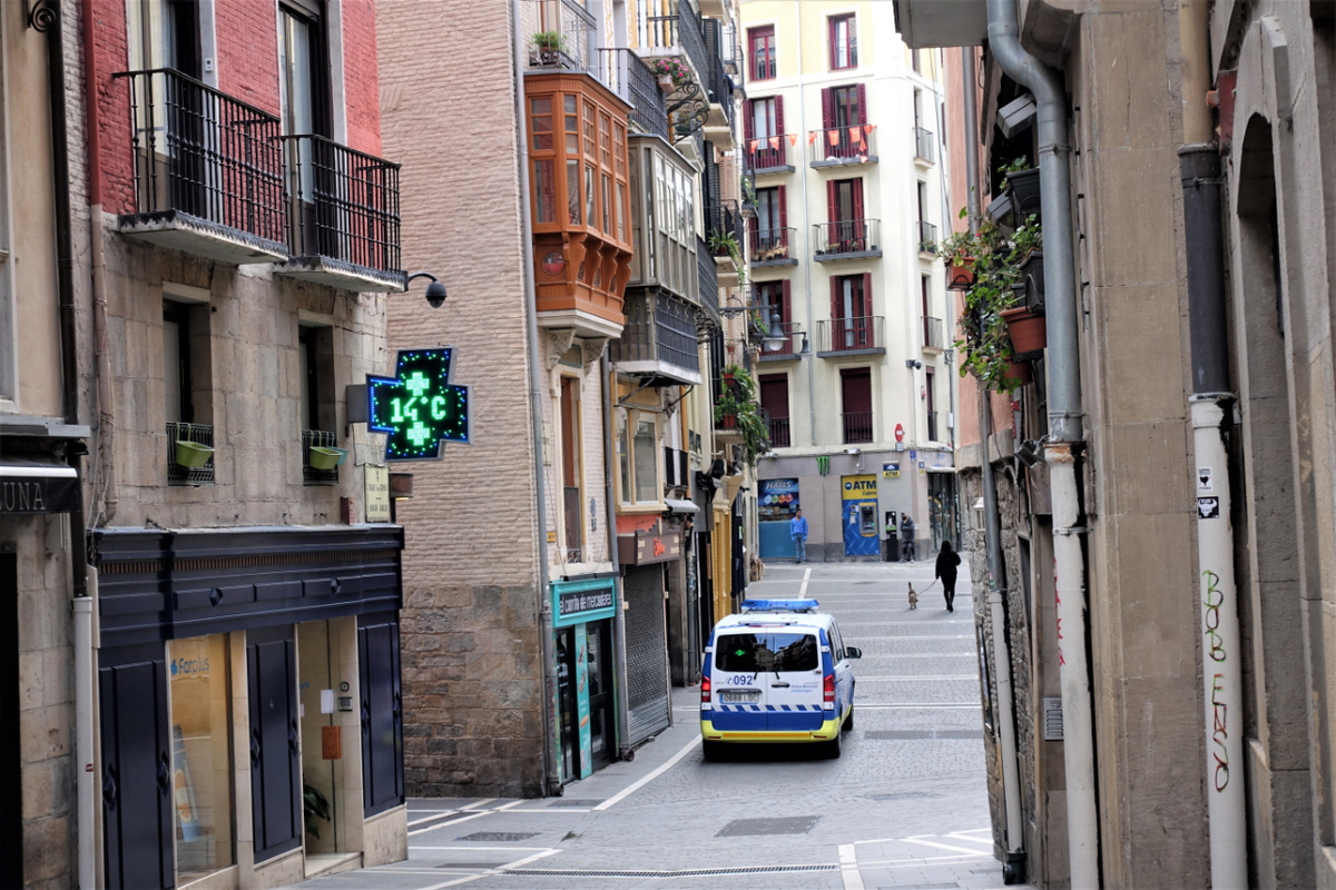 Ob die Ausgangssperre ansonsten eingehalten wird, kontrolliert eine Polizeistreife  in Pamplona. (Foto: Drouve)