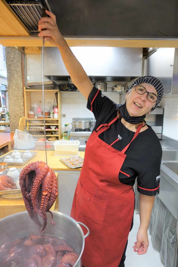 Köchin María José Souto holt den Oktopus aus dem kochenden Wasser. (Foto: Drouve)