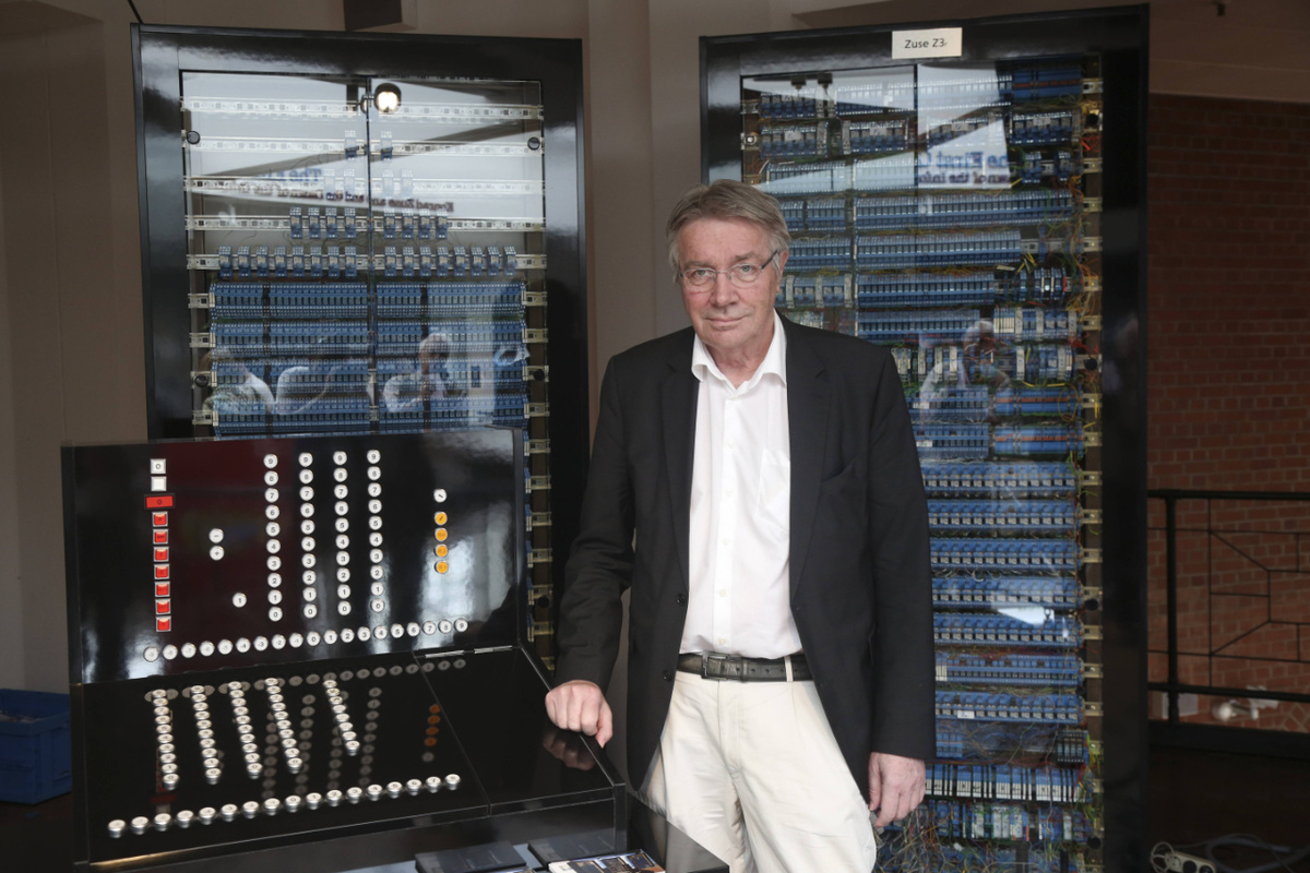 Horst Zuse vor einem Nachbau der Z3, des ersten voll funk­tionsfähigen digitalen Computers der Welt. Sein Vater Konrad Zuse hat die Maschine, die während des Kriegs zerstört wurde, am 12. Mai 1941 vorgestellt. (Foto: imago images/Mauersperger)