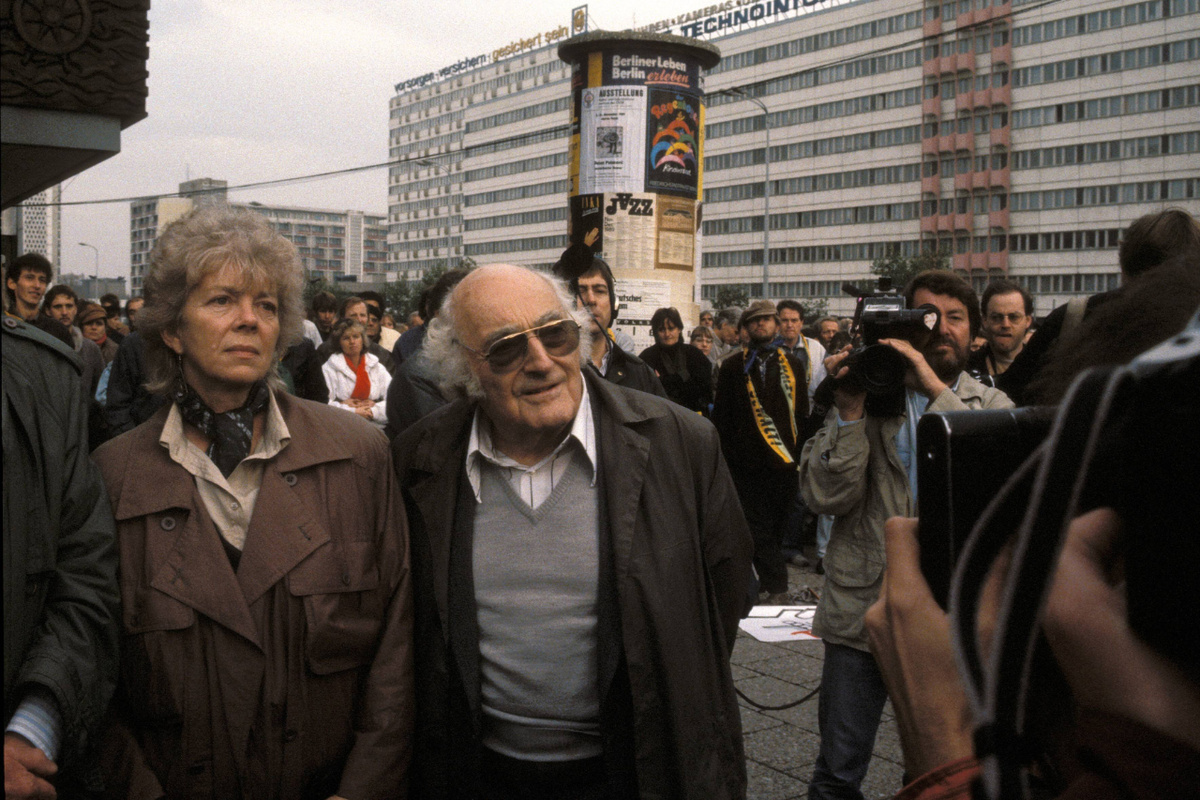 Stefan Heym am Rande der Demonstration auf dem Berliner Alexanderplatz am 4. November 1989. Zu dieser Zeit stand er für Protest gegen die DDR-Führung. Fünf Jahre später kandidierte Heym für die SED-Nachfolgepartei PDS. Parteimitglied war er nie. (Foto: Imago/Gueffroy)