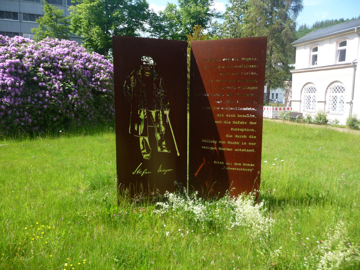 Die Stadt Schwarzenberg im Erzgebirge, Schauplatz seines vielleicht bekanntesten Romans, hat Stefan Heym ein Denkmal gesetzt. „Freiheit war ein Wagnis“ zitiert die Stele aus dem 1984 erschienenen Buch. (Foto: Vallendar)