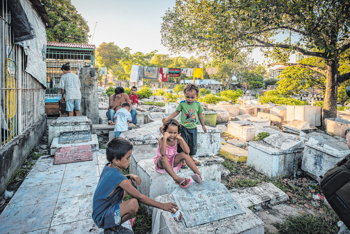 Foto (Horat): Der Carreta-Friedhof in Cebu. Für die Kinder ist er Wohnstätte, Spielplatz und Schule – eine andere Welt kennen sie nicht.