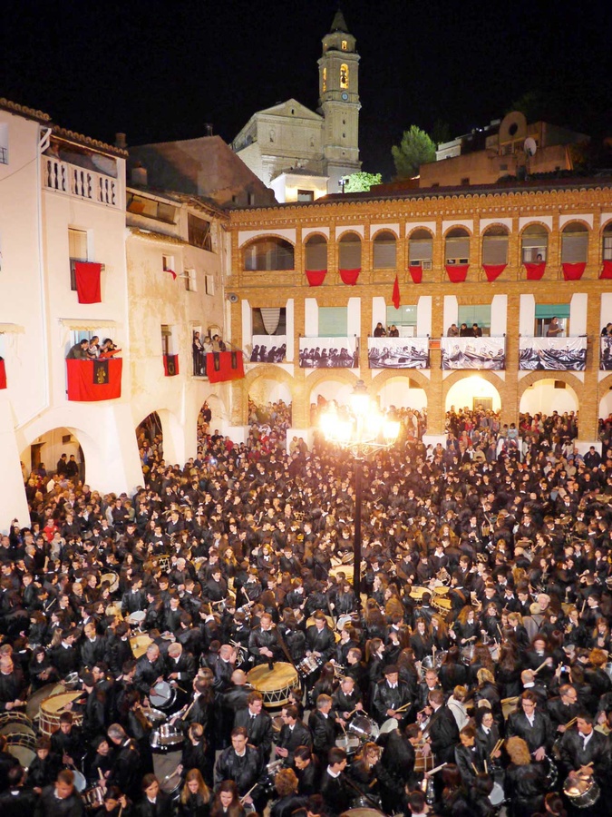 Am Abend des Gründonnerstags  versammeln sich auf dem Marktplatz von Híjar Hunderte Menschen, um Punkt Mitternacht den Karfreitag lautstark einzutrommeln. Anders als in Calanda tragen sie schwarze Roben. (Foto: Schenk)