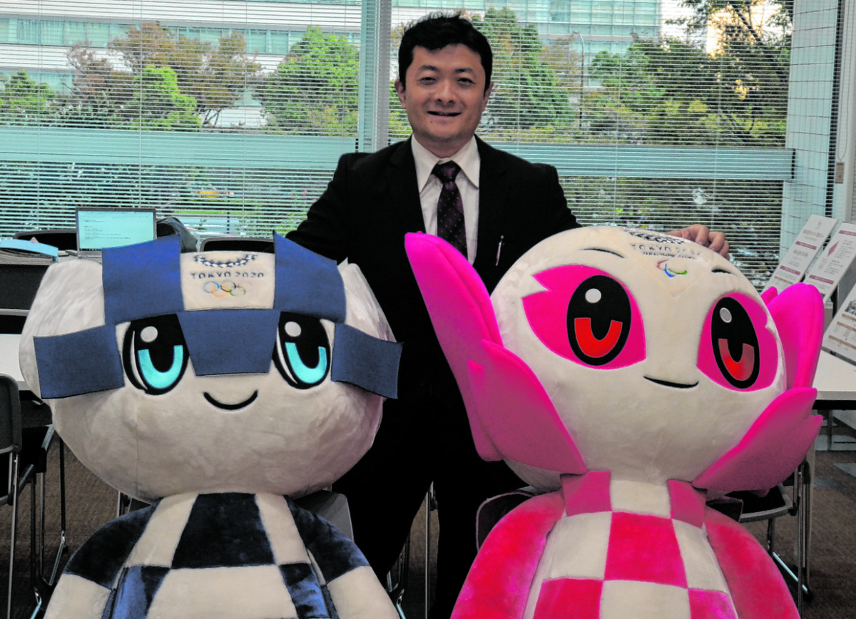 Mediendirektor Kentaro Kato mit den beiden Maskottchen „Miraitowa“ (links) für die Olympischen Sommerspiele und „Someity“ für die Paralympics. (Foto: Boromandi)