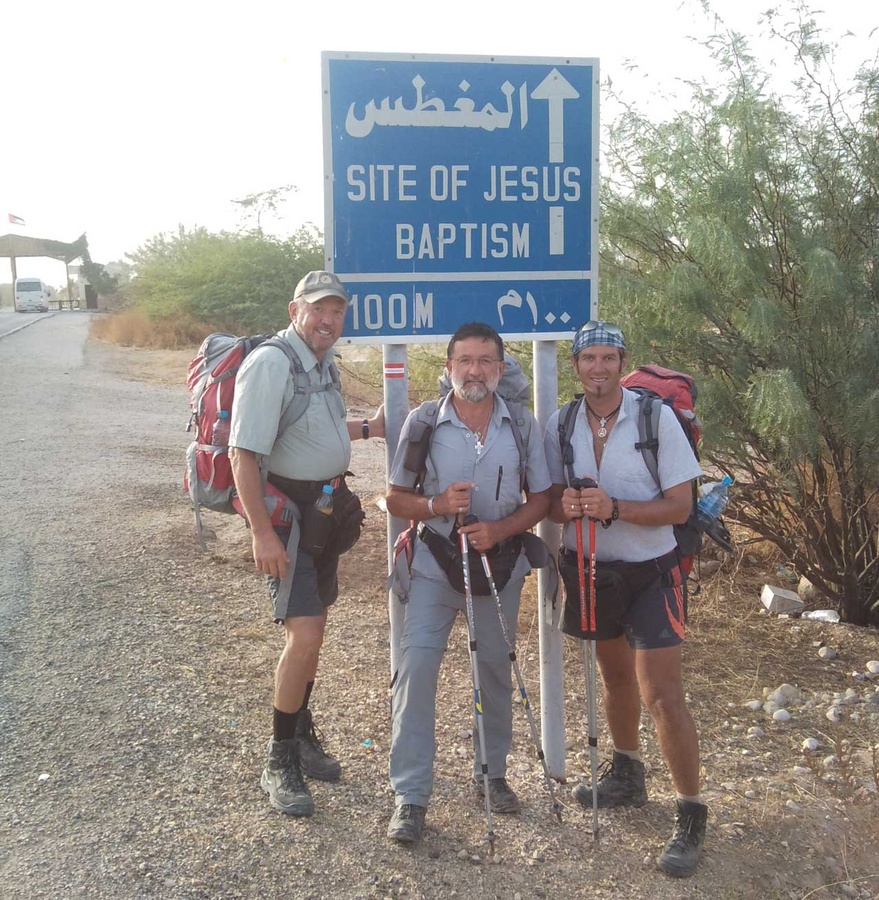 David Zwilling (links) mit seinen Mitpilgern Johannes Aschauer und Otto Klär unweit der Taufstelle Jesu am Jordan. (Foto: Zwilling)