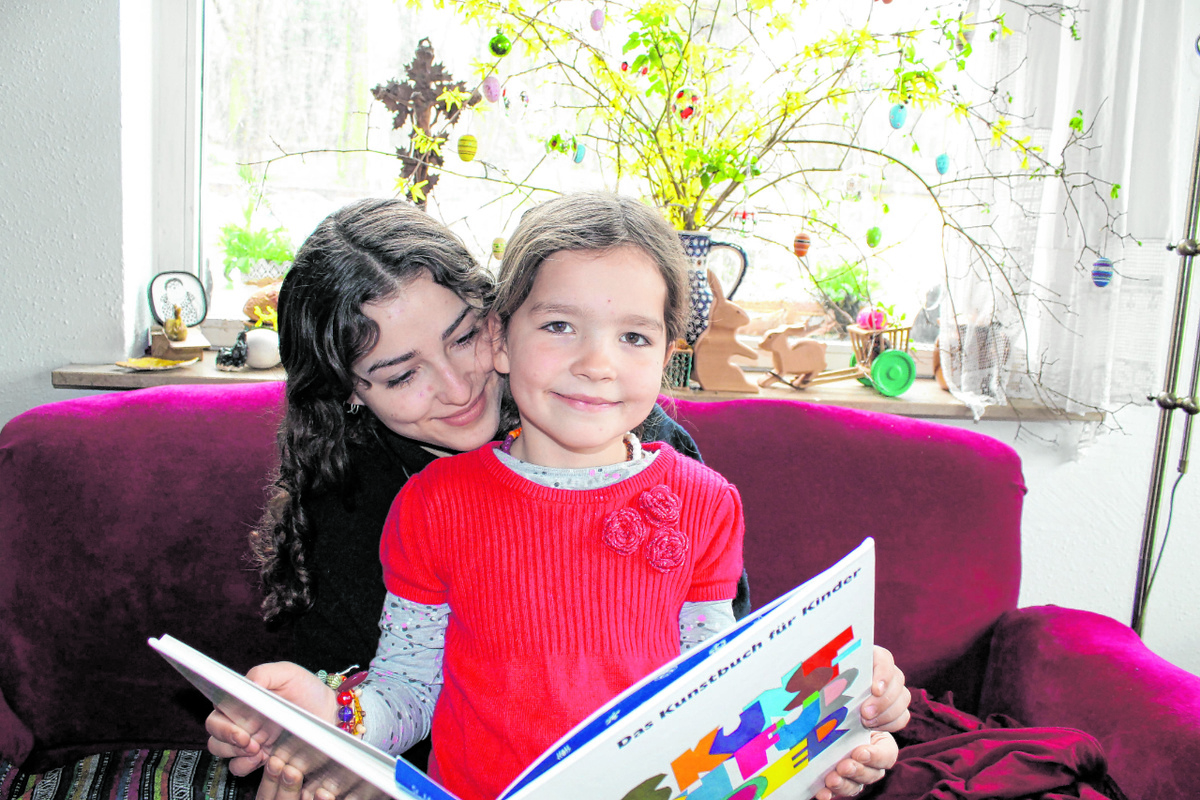 Geschwister können in diesen Zeiten ihre Eltern unterstützen und entlasten. Hier sieht sich die 18-jährige Marta mit ihrer kleinen Schwester Lorenza ein Buch an. (Foto: Thiede)