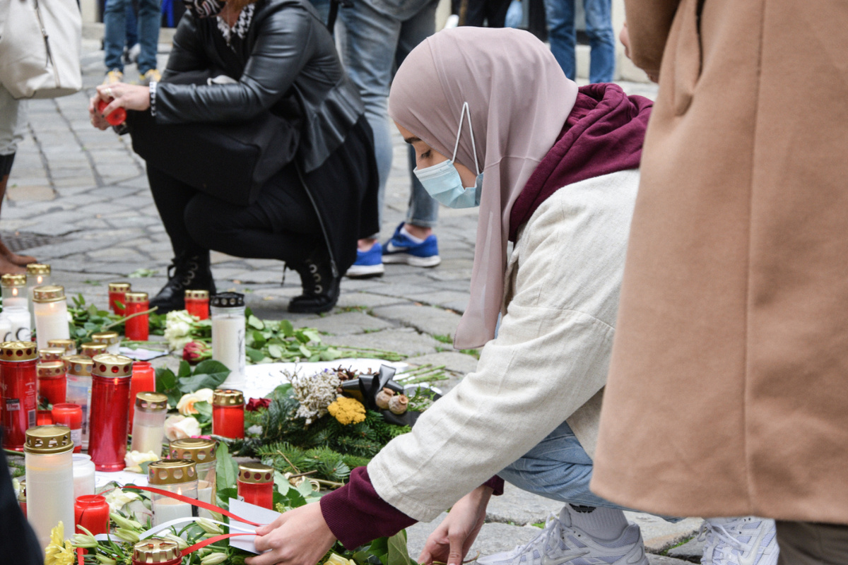 Eine Muslimin legt zum Gedenken an die Opfer des islamistischen Amoklaufs in Wien Blumen nieder. (Foto: KNA)