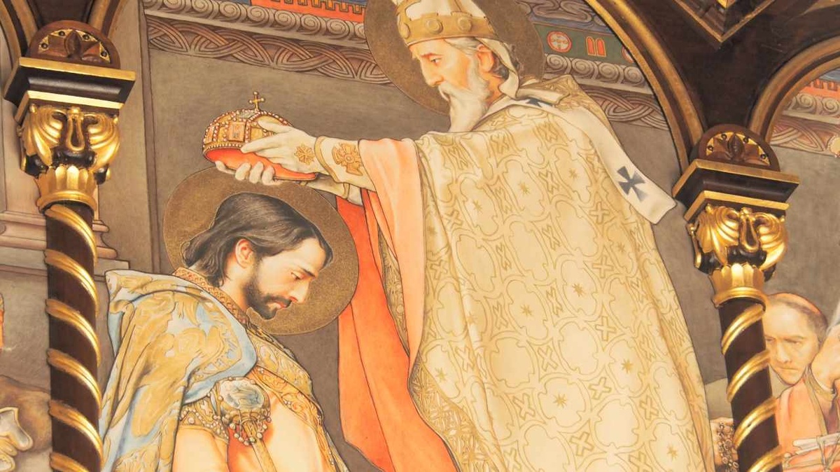 Dieses Gemälde über einer Tür im Sankt-Stephansaal zeigt die Krönung des heiligen Stephan zum ersten ungarischen König durch Abt Astrik. (Foto: Drouve)